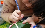 Học sinh Hà Nội thích thú gói bánh chưng ngày Tết